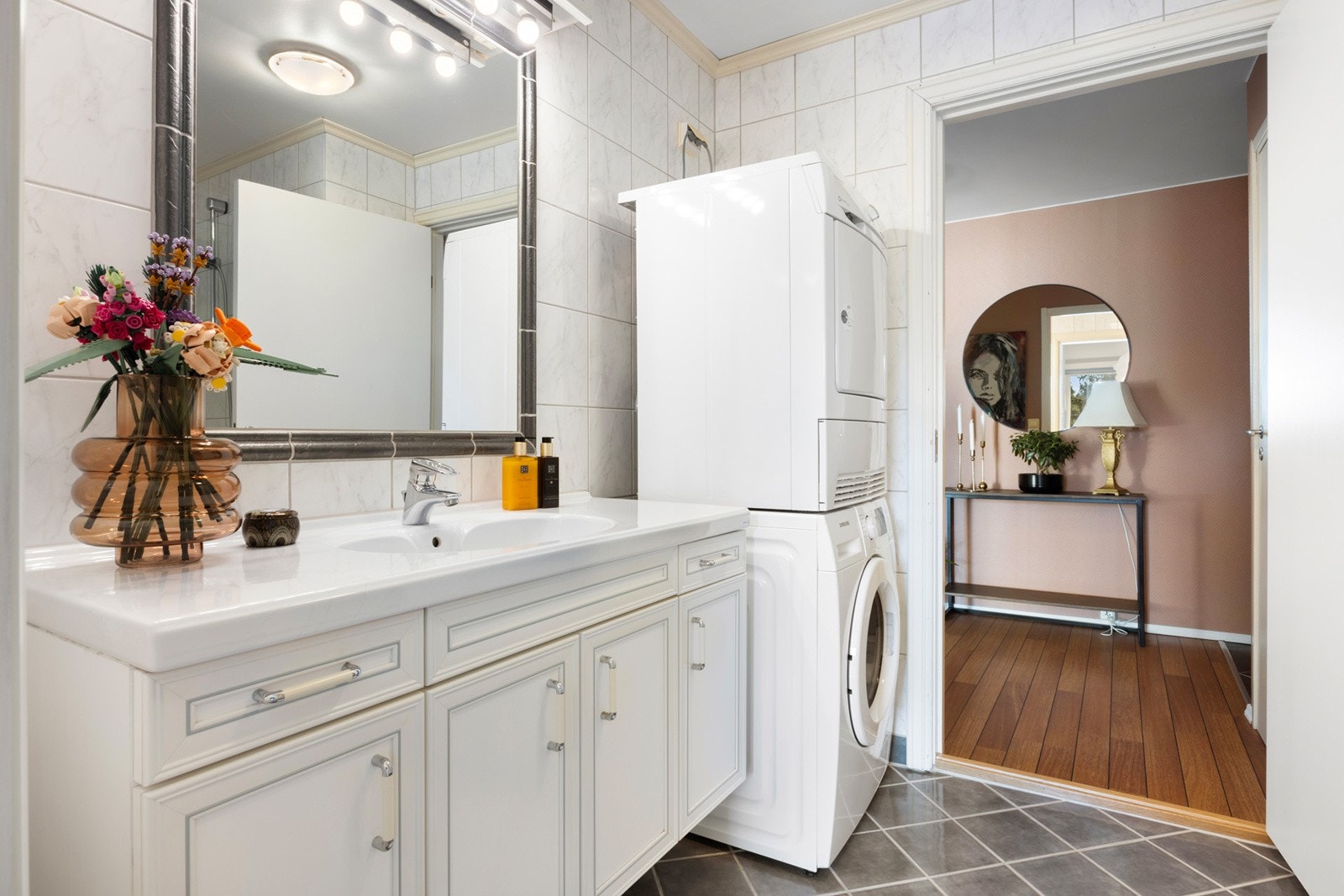 Speil, innredning og opplegg for vaskemaskin og tørketrommel Galleribilde