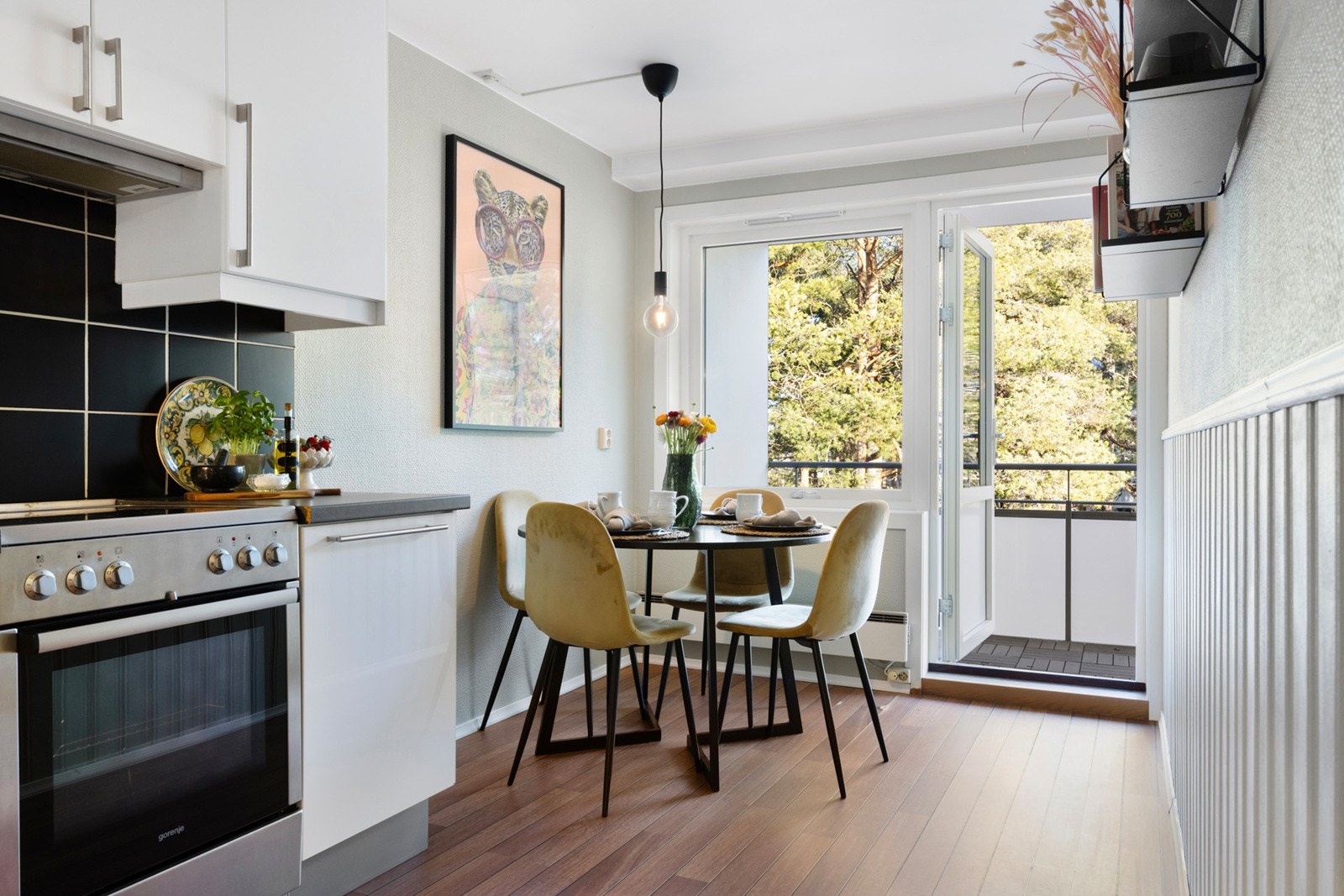 Hyggelig spiseplass på kjøkken med utgang til østvendt balkong Galleribilde