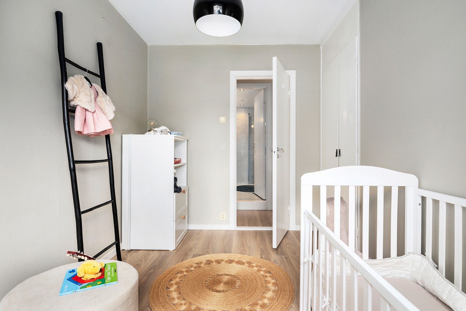 Soverom 2 med plassbygd garderobeskap Galleribilde