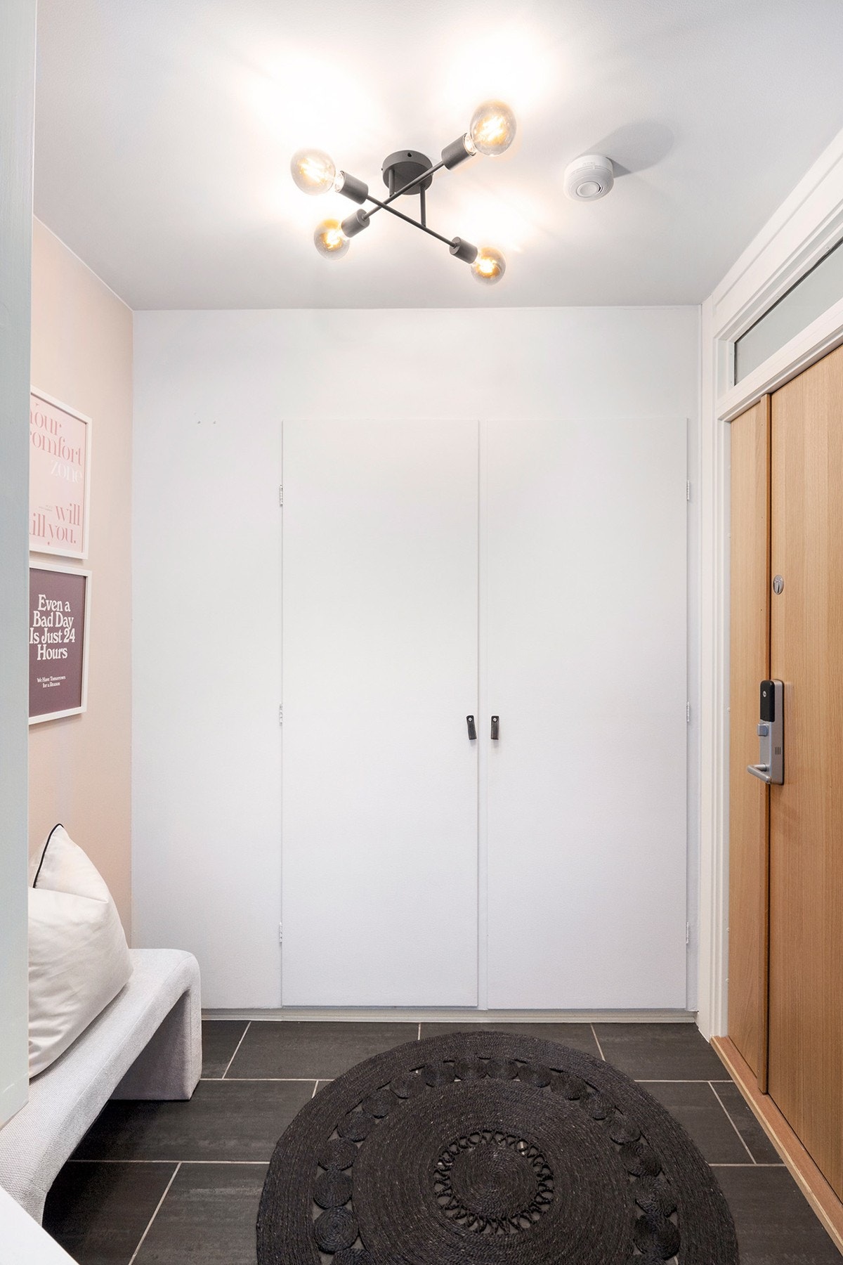 Entré med garderobeskap Galleribilde