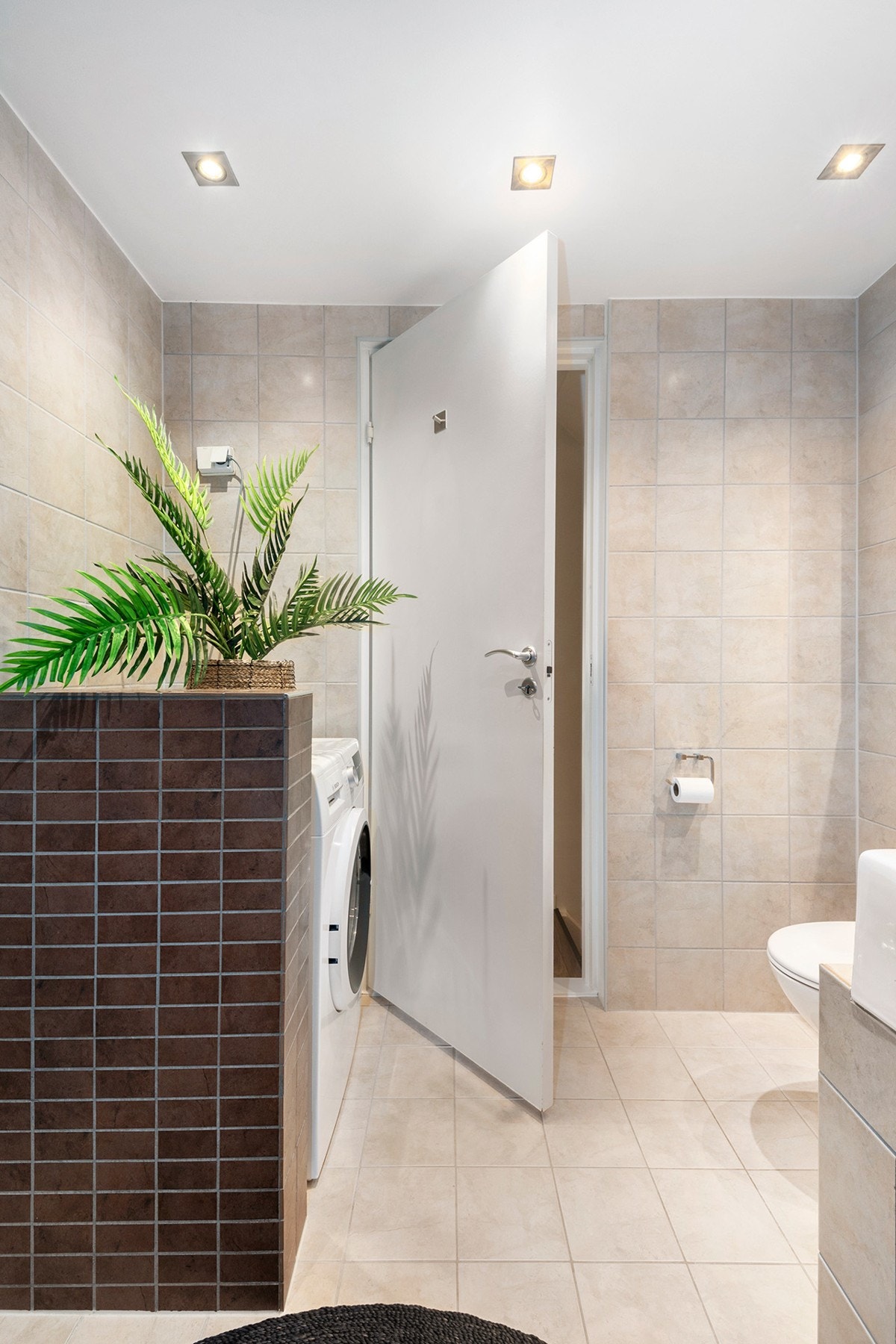 Lekkert stort bad med varmekabler, downlights. Opplegg for vaskemaskin Galleribilde