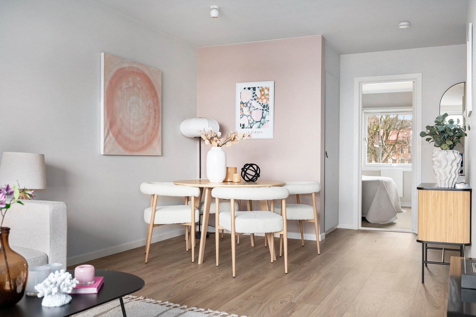 Leiligheten er gjennomgående med mye lys utenfra Galleribilde