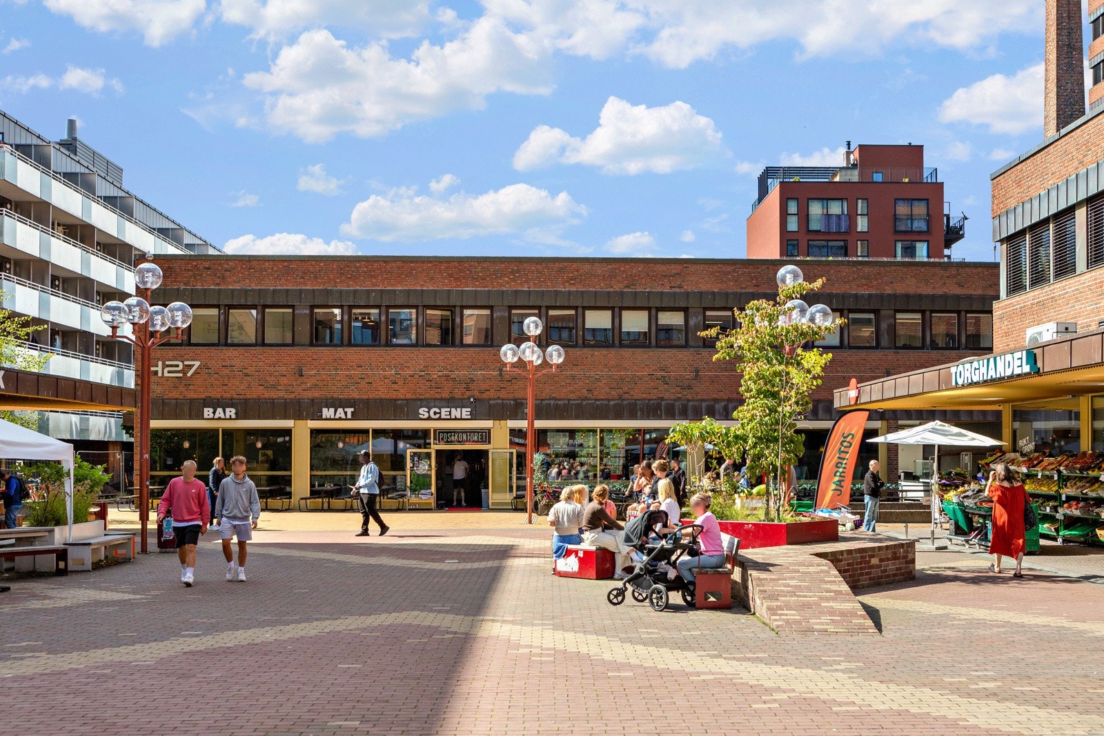 Nærområde - Tøyen Torg med T-bane med alle linjer Galleribilde