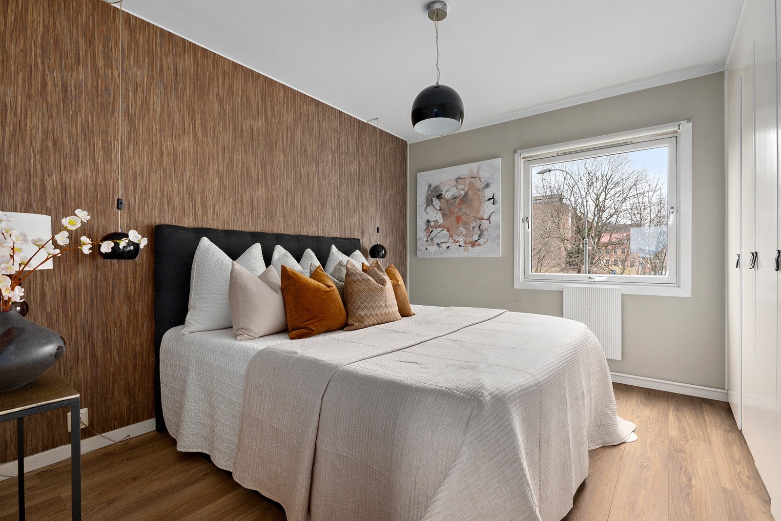 Soverom 1: Stort lyst rom med god plass til dobbeltseng mm Galleribilde