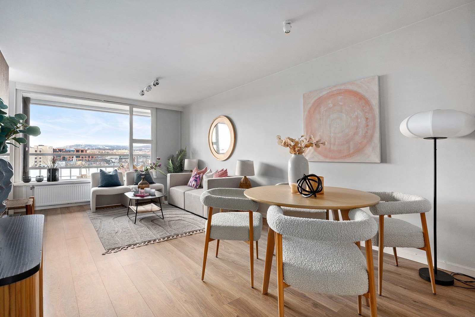 Stuens utforming gir rom for å møblere inn i flere soner Galleribilde