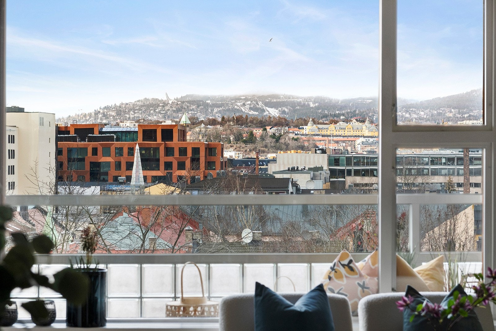 Store vindusflater som gir godt med dagslys hele året Galleribilde