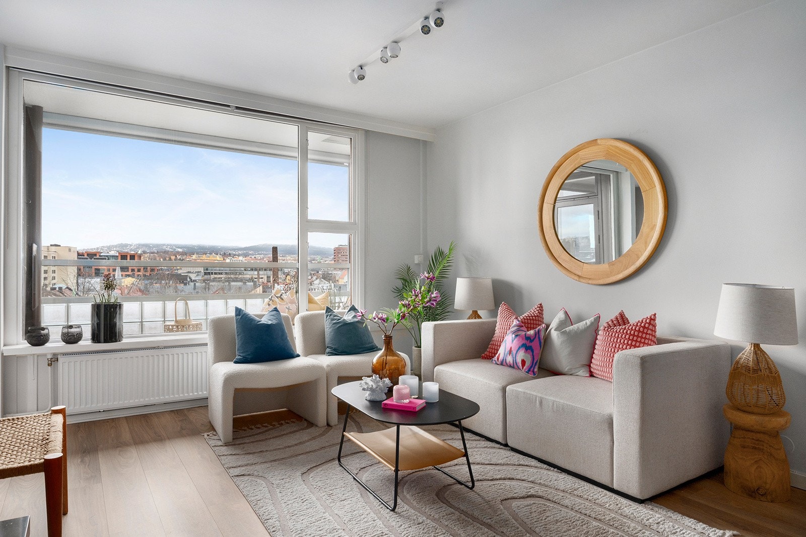 Stue med god plass til sofagruppe Galleribilde