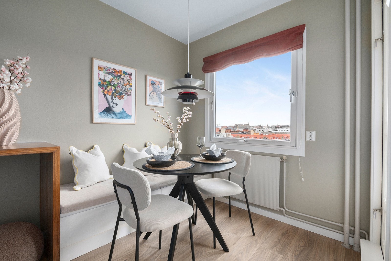 Kjøkken med spiseplass med plassbygget sittebenk med god oppbevaring Galleribilde