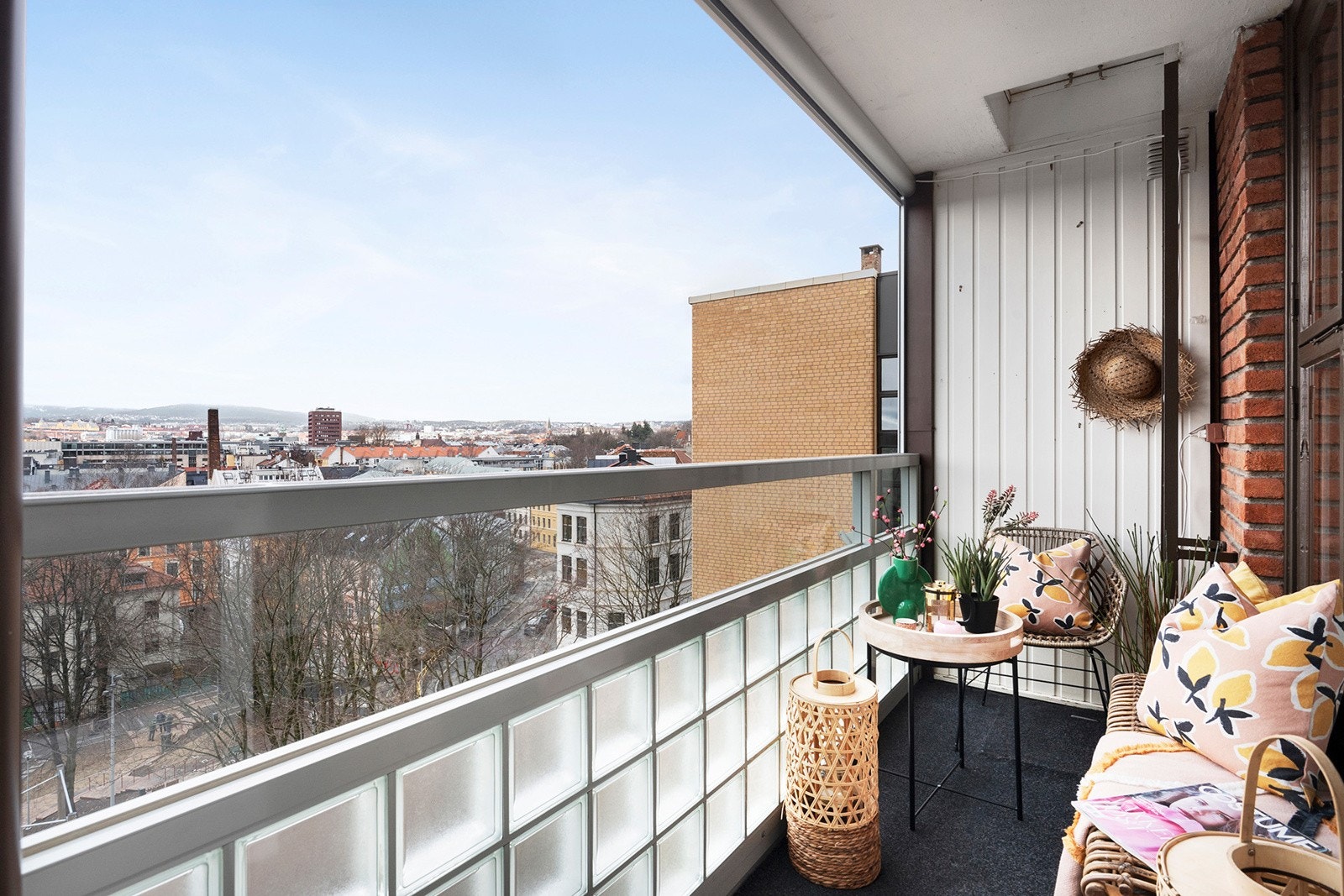 Balkongen har brystning i glass/glassbyggerstein for godt med lys og sikt, samt fjernstyrt solskjerming Galleribilde