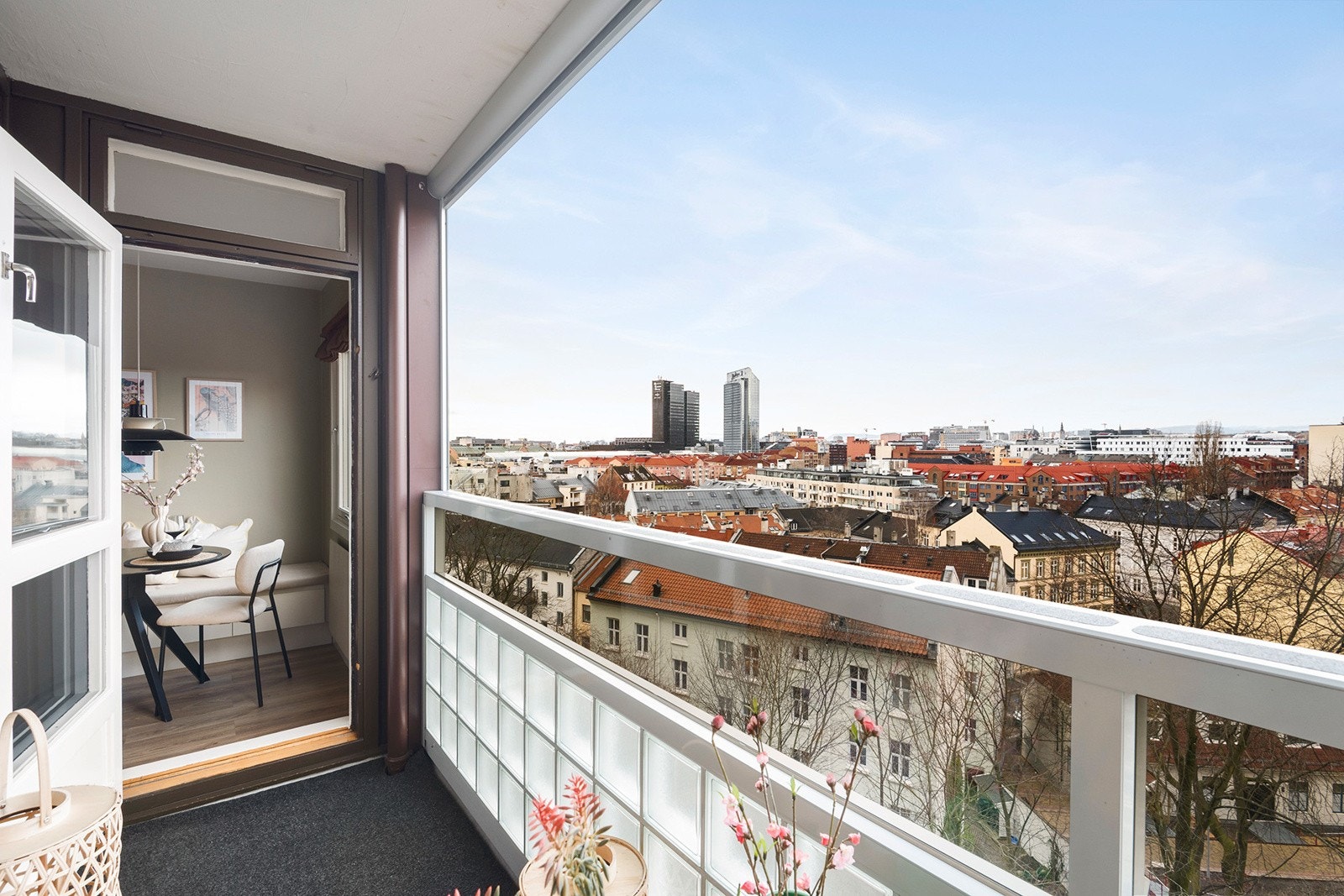 Balkong ca 4 kvm med flott utsikt. Velkommen på visning i Enerhauggata 3! Galleribilde