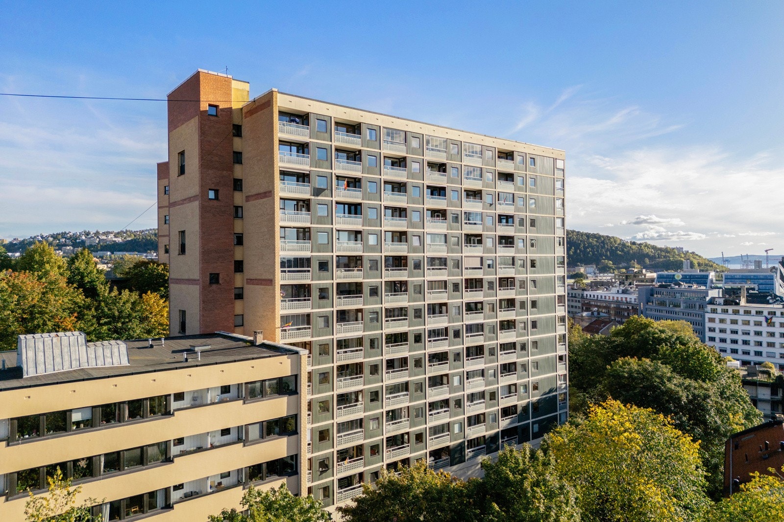 Fasade - fantastisk mikrobeliggenhet i borettslagets fremste blokk Galleribilde