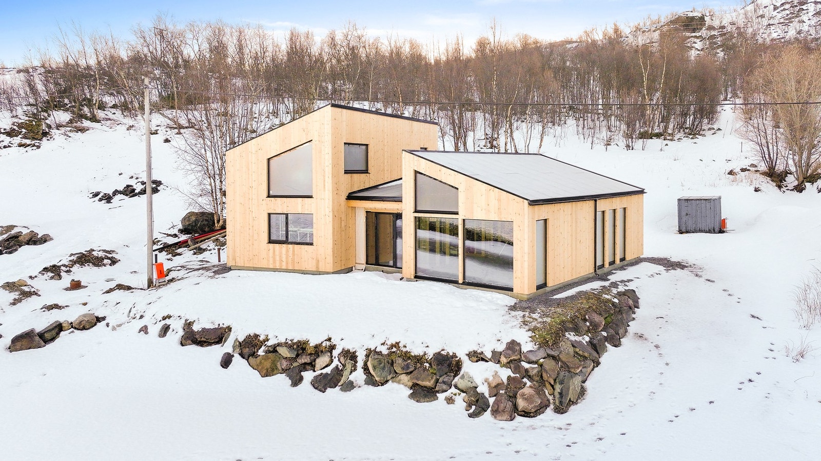 En flott fritidseiendom hvor det står et moderne råbygg fra 2024. Galleribilde