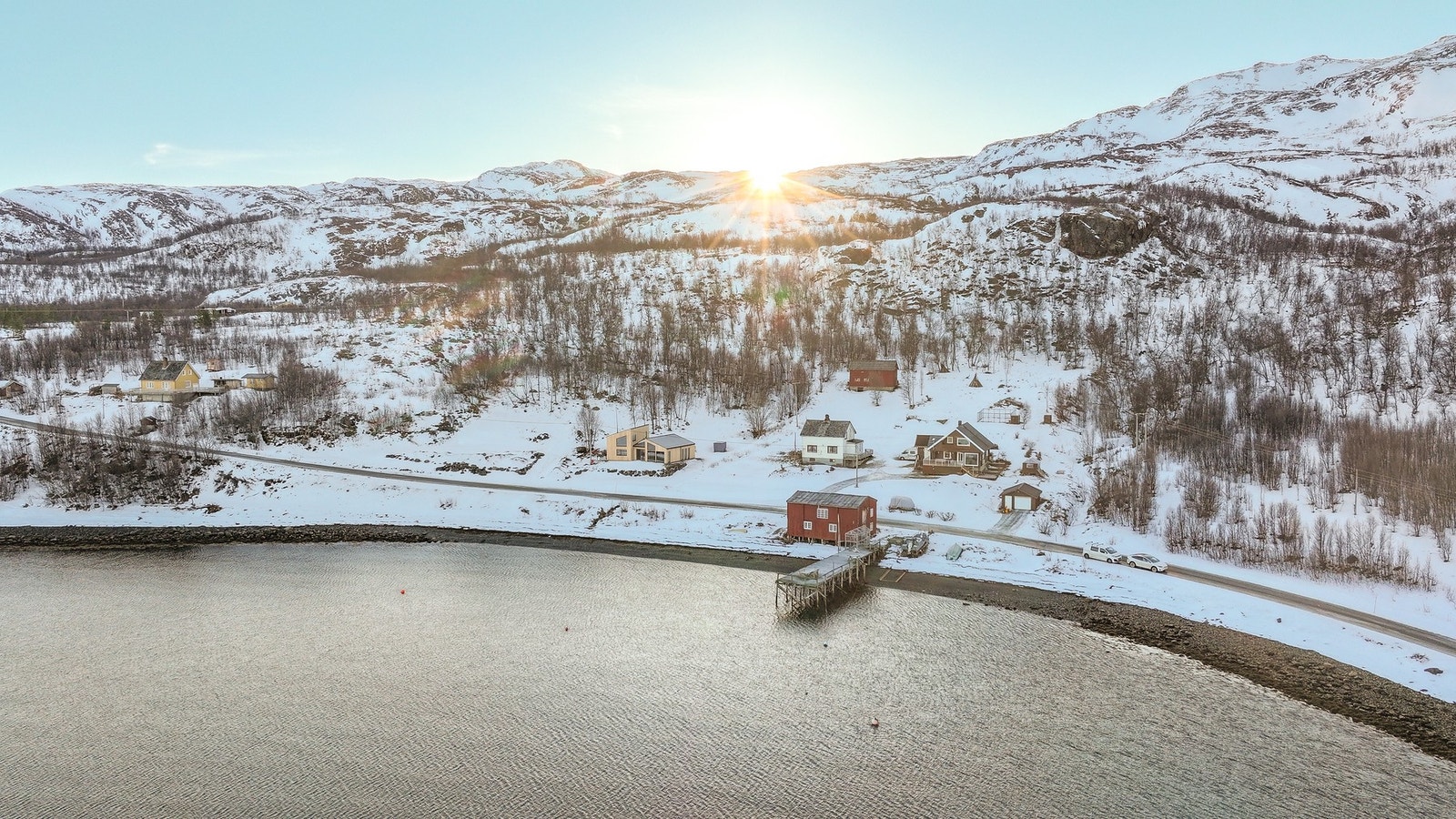 Fin beliggenhet mellom fjord og fjell Galleribilde