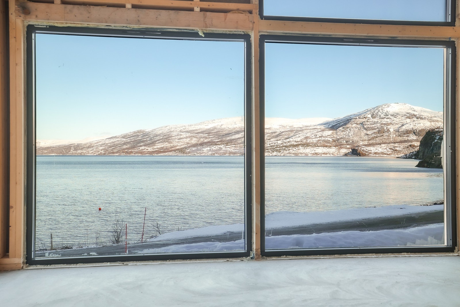 Fra stuen er det nydelig sjøutsikt Galleribilde