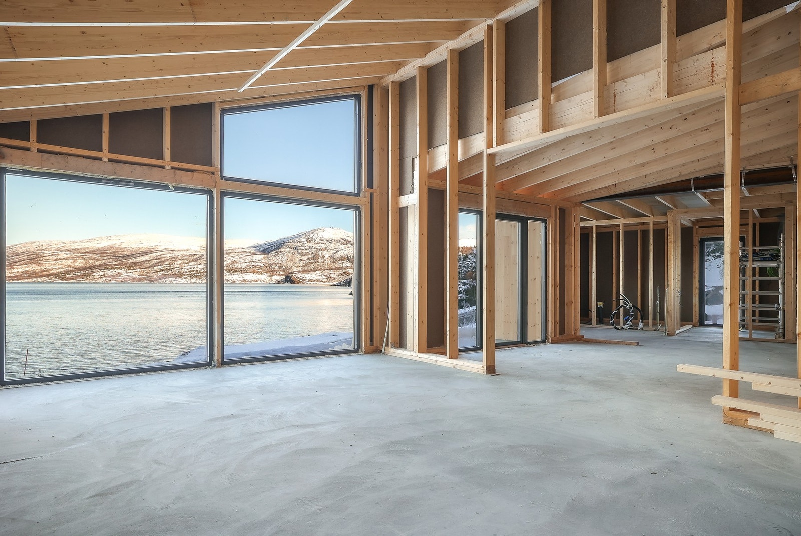 Stue med fin utsikt mot fjorden Galleribilde