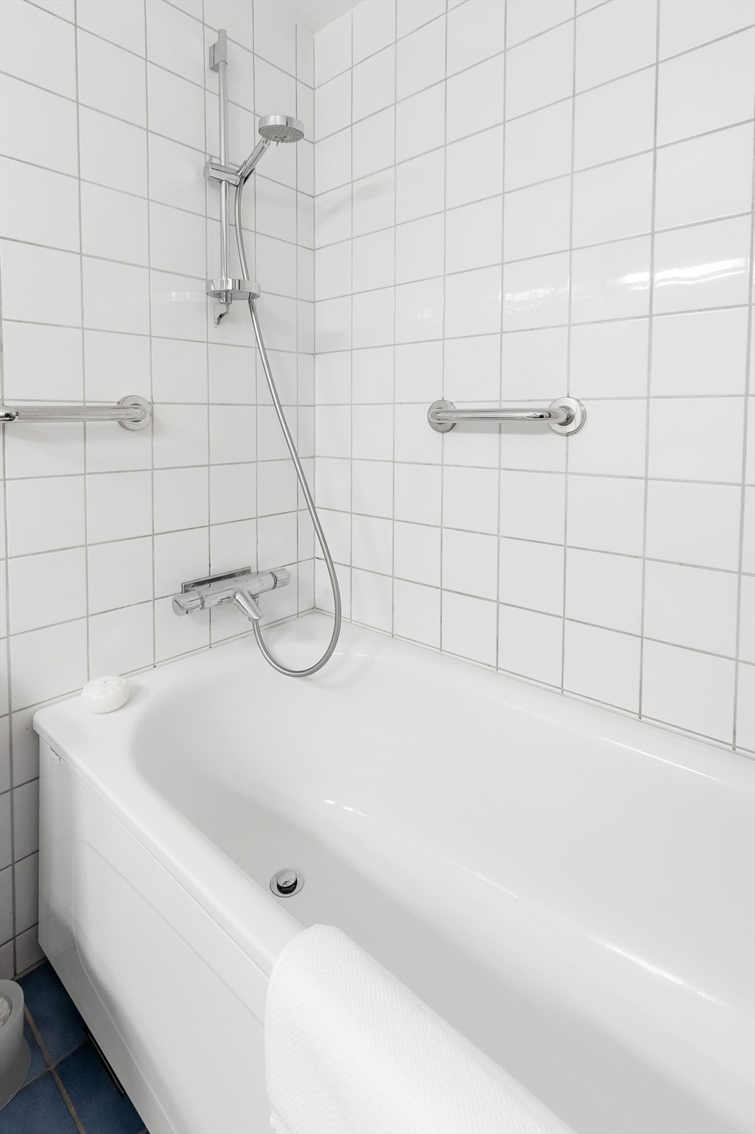 Badekar med dusjløsning. Galleribilde