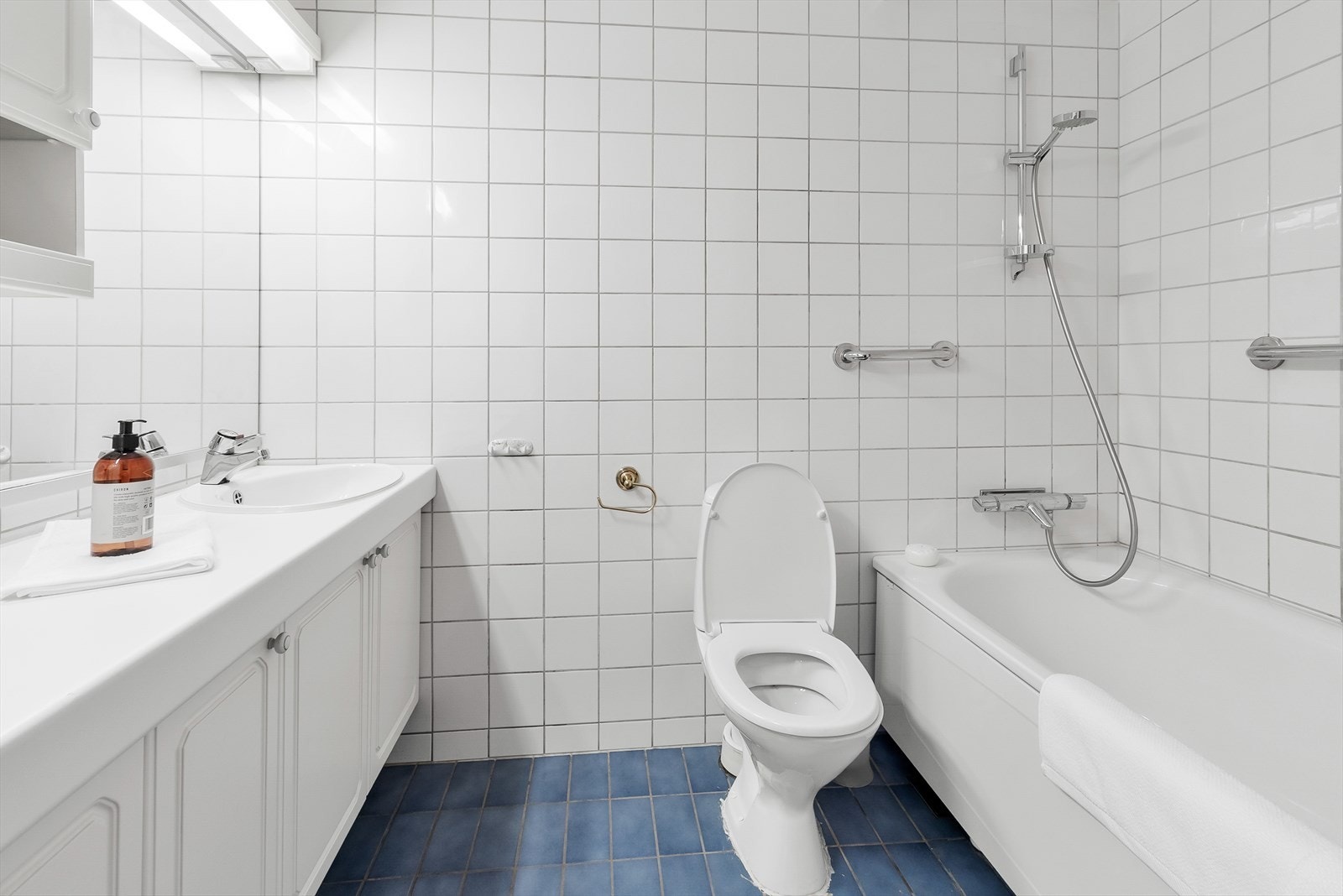 Bad med badekar og praktisk innredning. Galleribilde