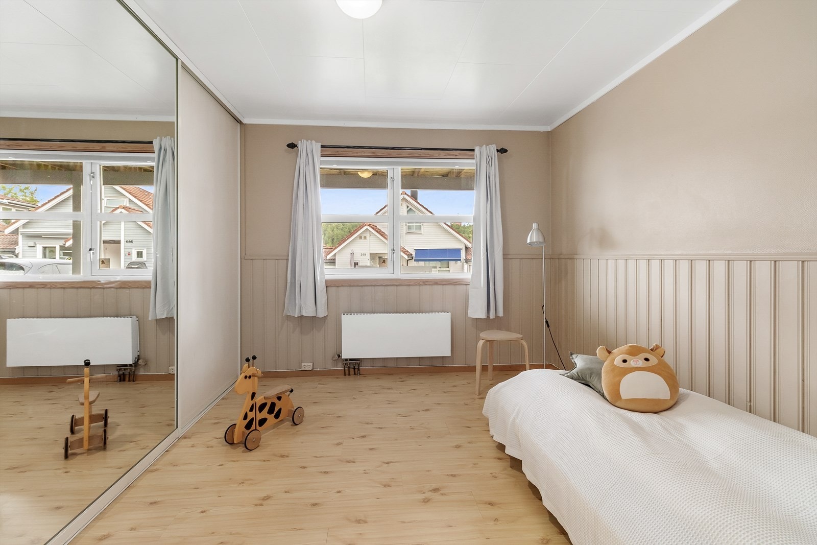 Soverommet er meget romslig og kan brukes som hovedsoverom Galleribilde
