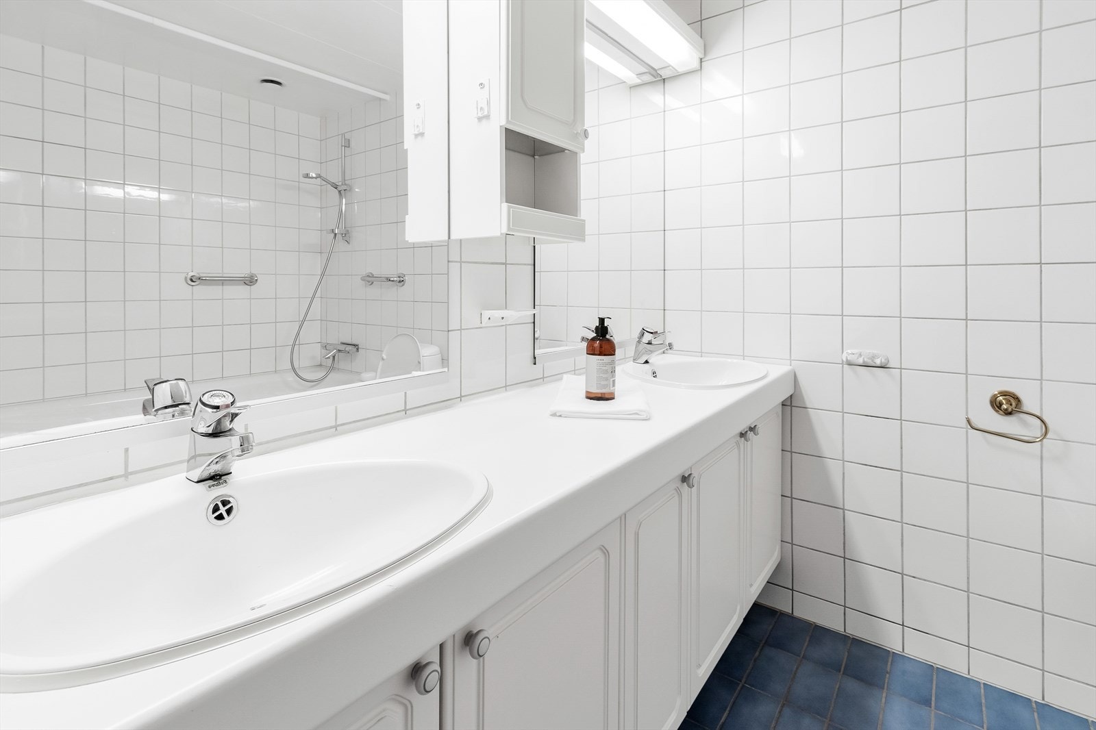 Bad med dobbel servant og speil. Galleribilde