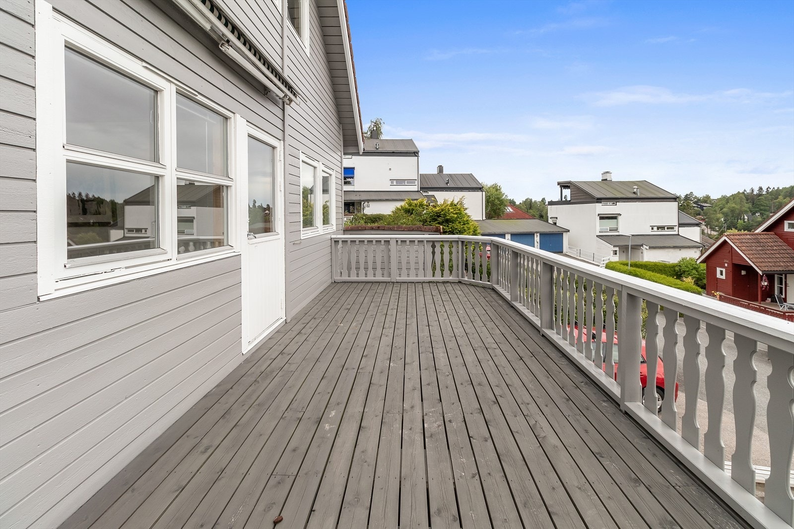 Balkong med god plass til utemøbler. Galleribilde