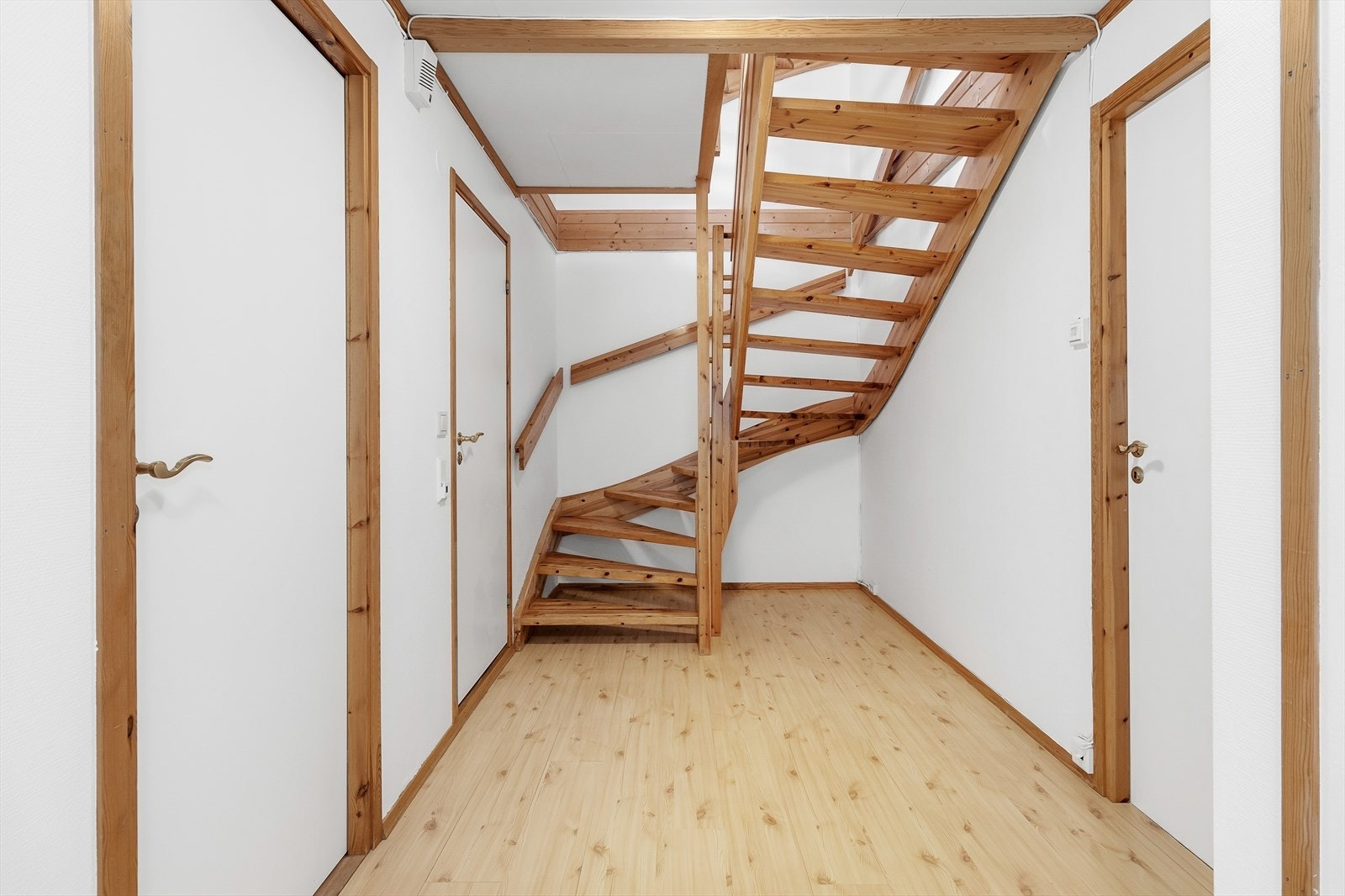 Hall med tilgang til 2 av soverommene, bad/wc samt bod/vaskerom Galleribilde