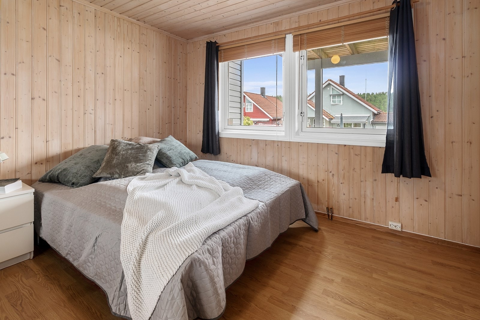Soverom med store vinduer og mye lys. Galleribilde