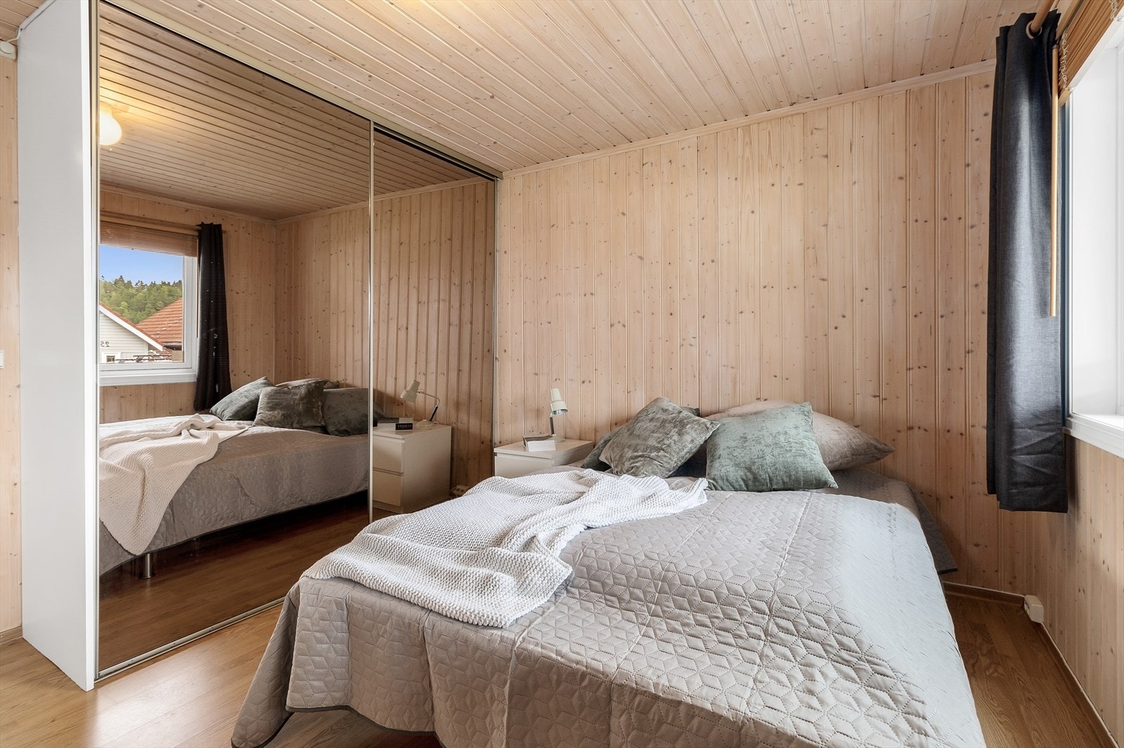 Hovedsoverom med innebygd garderobe. Galleribilde