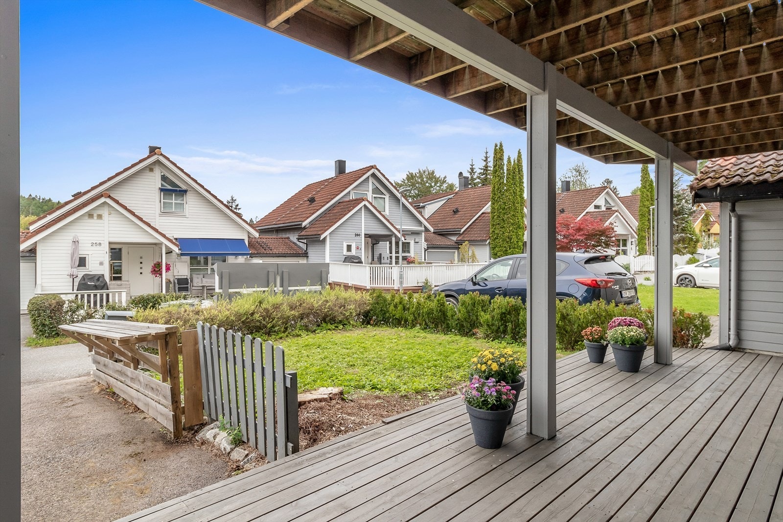Huset går over 3 plan og har flere uteplasser Galleribilde