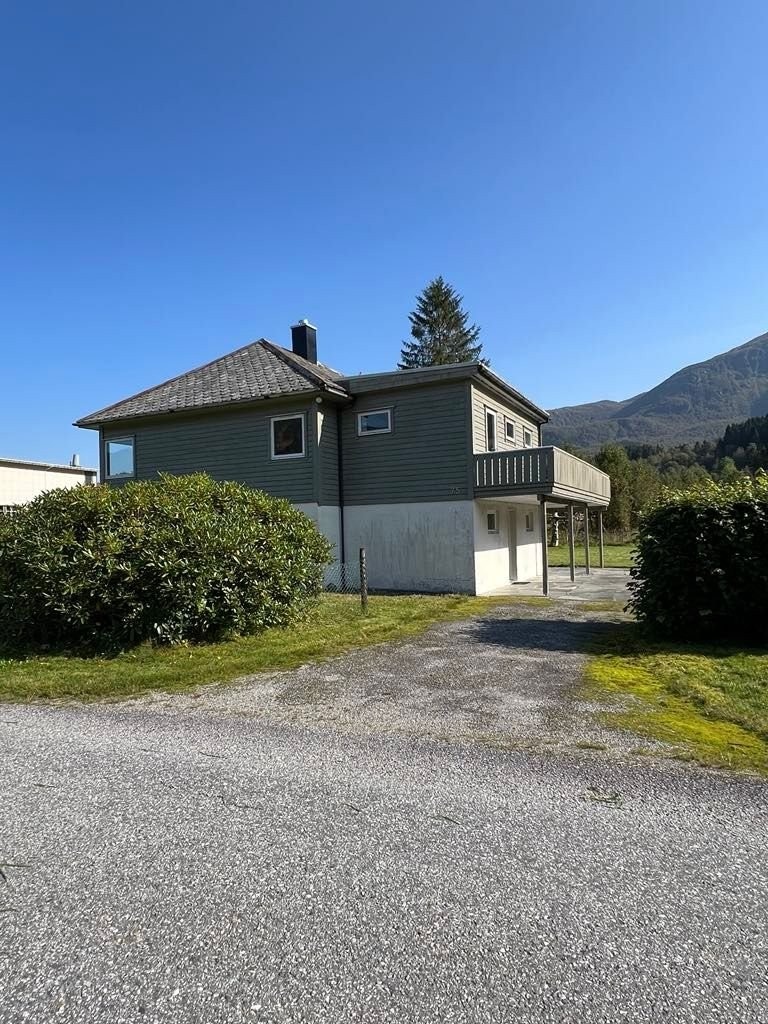 Innkjørsel og parkering Galleribilde