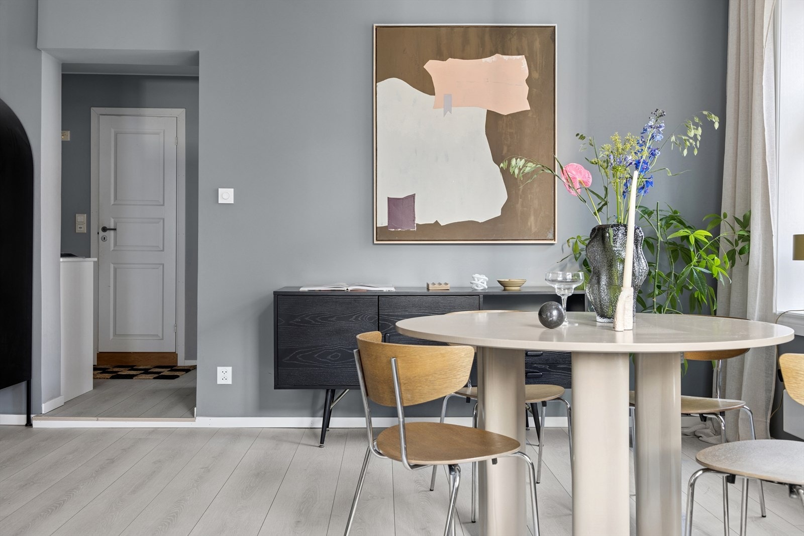 Det ble lagt nytt laminatgulv i 2019, og i forbindelse med dette ble gulvet både på soverommet og i stuen rettet. Galleribilde