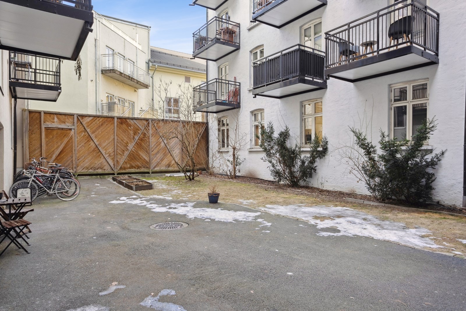 Gårdsrommet er pent opparbeidet med noe gressplen og diverse beplanting. Galleribilde