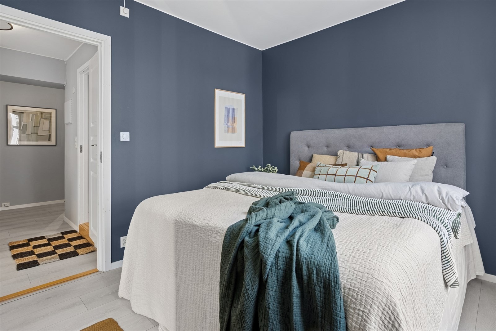 Soverommet har plass til stor dobbeltseng, nattbord og annet ønskelig møblement. Galleribilde