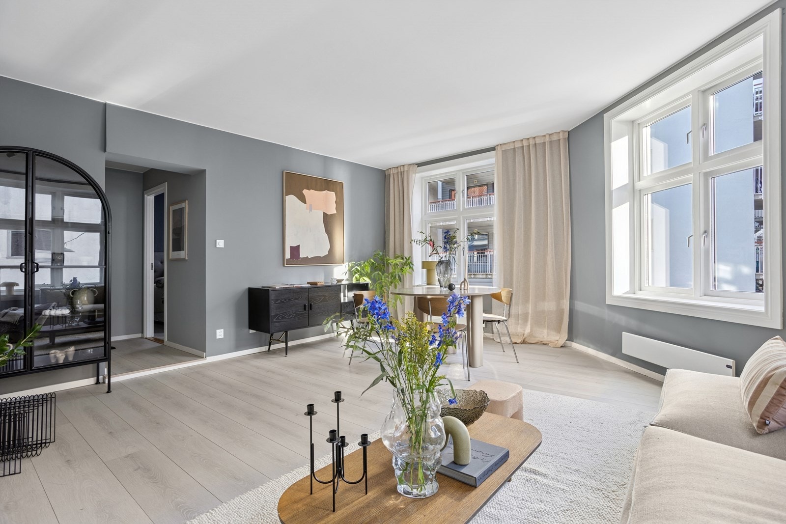 I stuen er det plass til en stor sofagruppe og TV med tilhørende mediemøbel. Her er det vinduer på rekke og rad som slipper inn rikelig med naturlig lys inn. Galleribilde