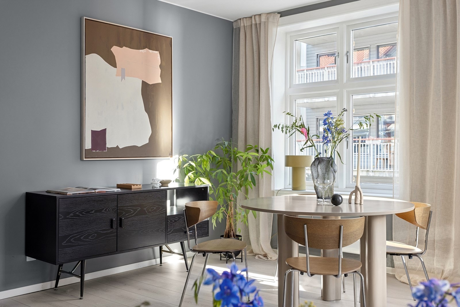 Leiligheten er malt i behagelige fargetoner. Galleribilde