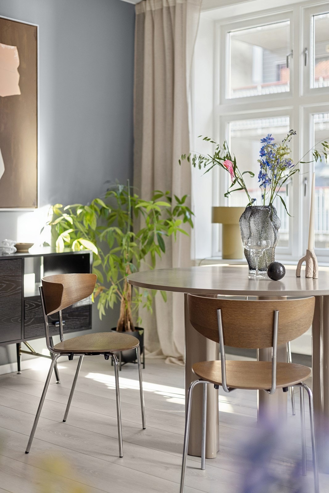 Det er også fine muligheter for et hyggelig spisebord med plass til gjester. Galleribilde