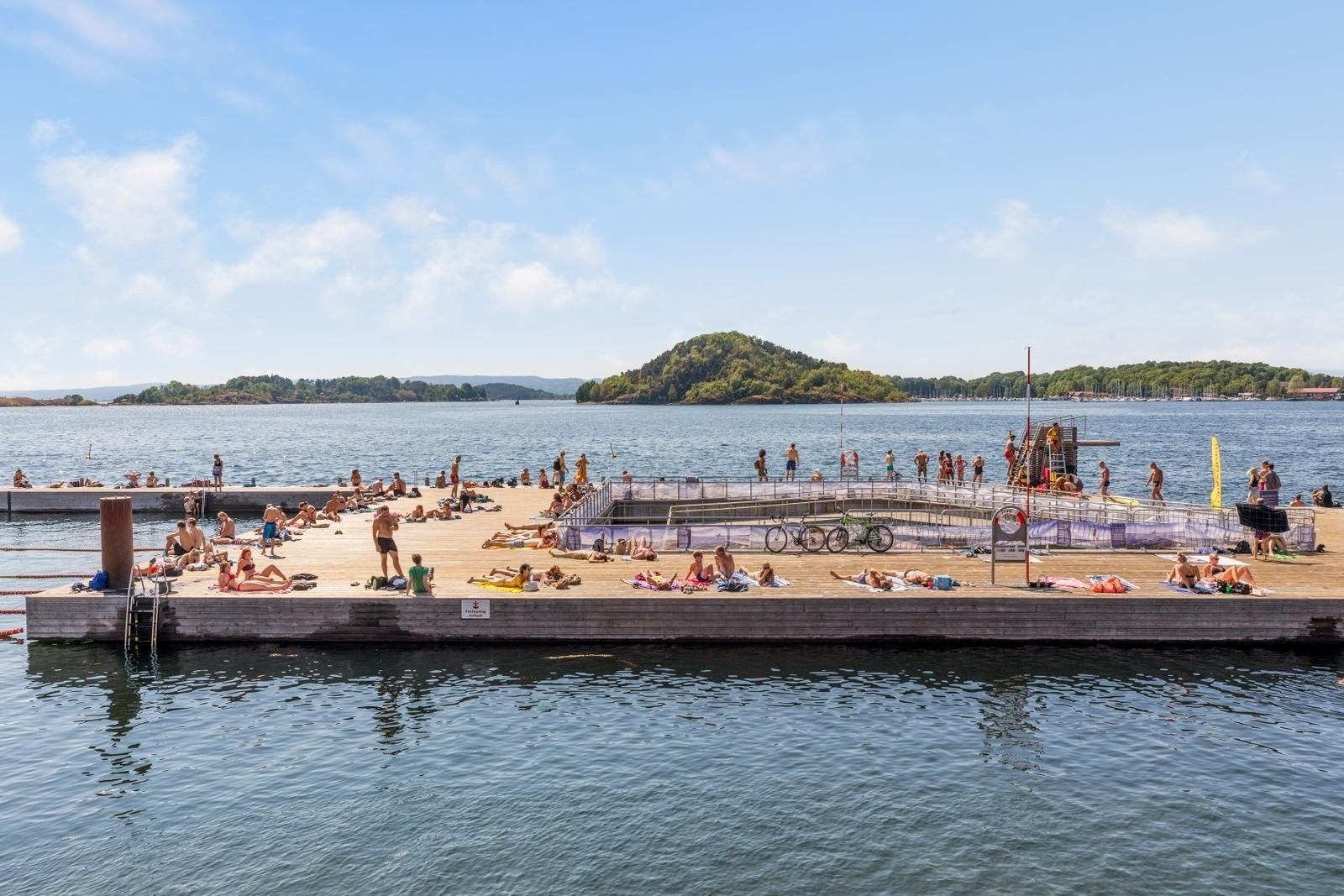 Sørenga sjøbad ligger ikke langt unna boligen, og er et populært sted på sommerhalvåret til både bading og soling. Galleribilde