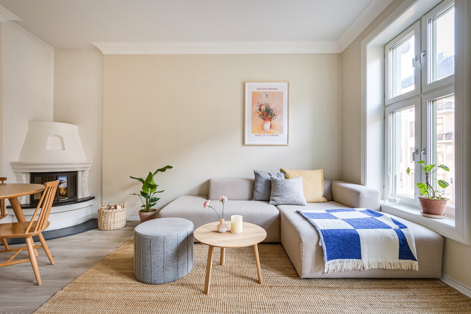 Leiligheten har en hyggelig stue med store vindusflater som virkelig åpner opp rommet. Galleribilde