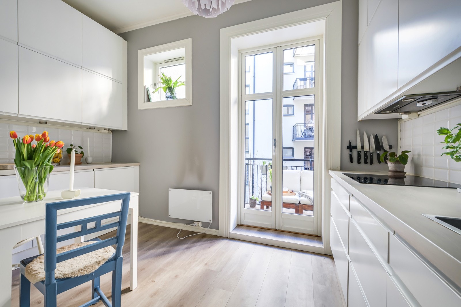 Fra kjøkkenet er det utgang til leilighetens balkong. Balkongdørene er fra 2016. Galleribilde