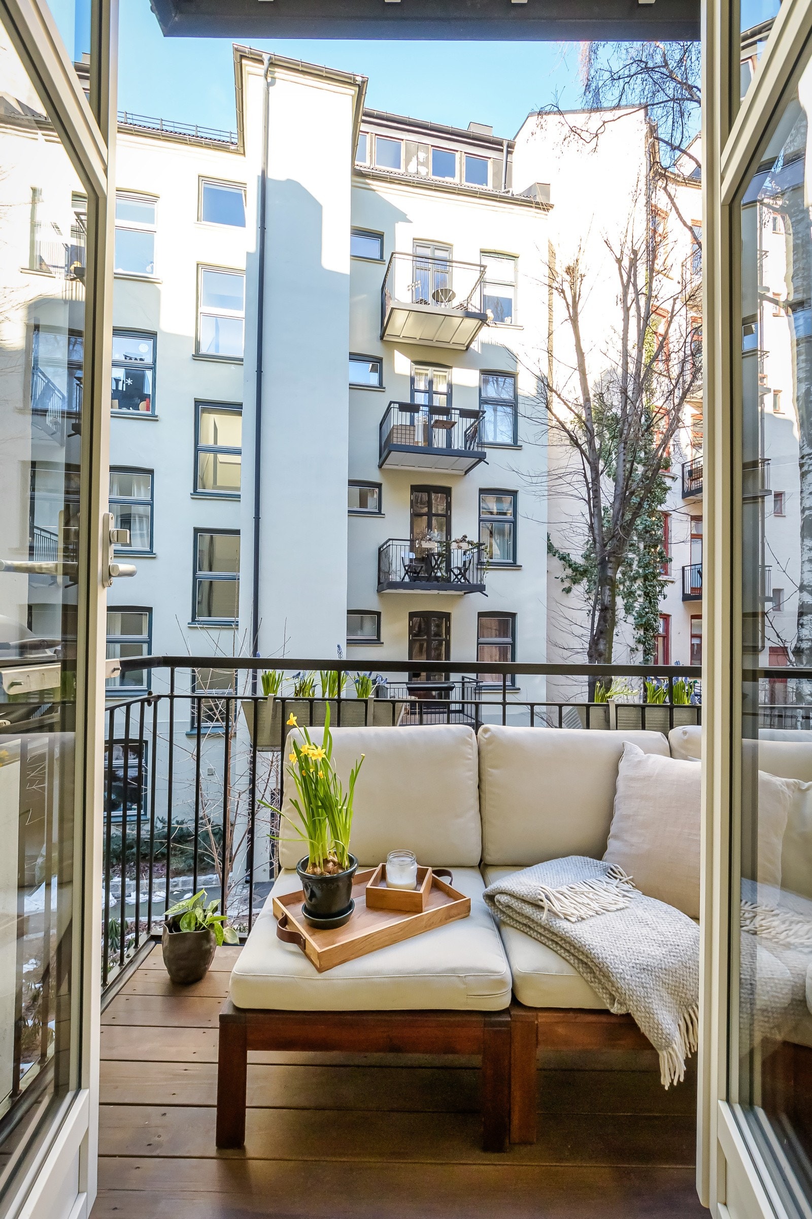 Begge dørene ut til balkongen kan åpnes og balkongen blir en naturlig forlengelse av rommet om sommeren. Galleribilde