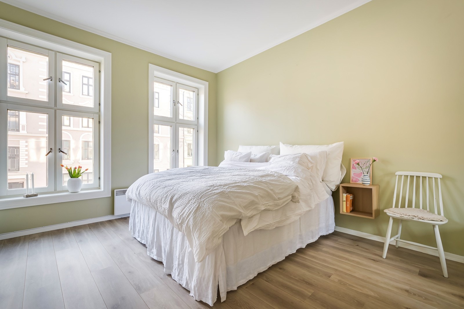 Leiligheten har et stort hovedsoverom med gode lysforhold. Galleribilde