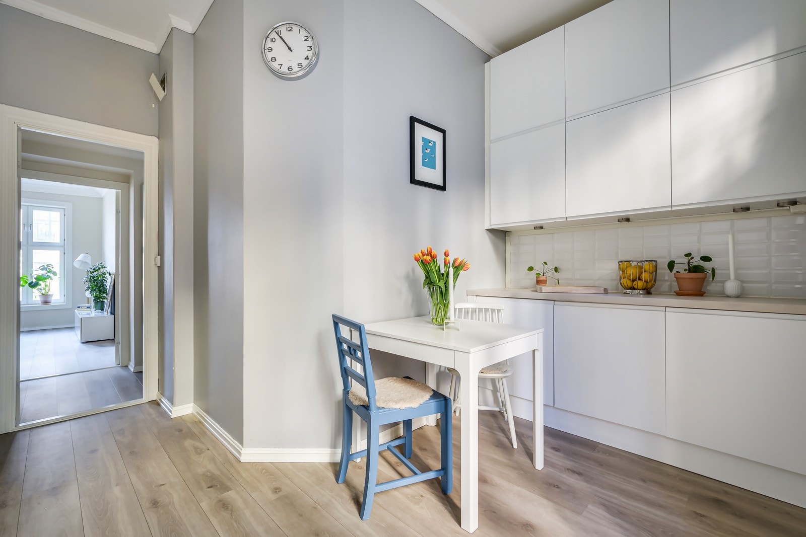 Den gode takhøyden på kjøkkenet er virkelig utnyttet og gir godt med skapplass. Galleribilde