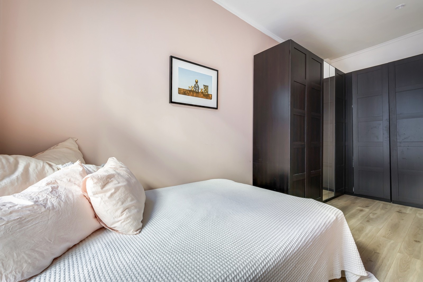 Soverommet har god plass til dobbeltseng og romslig garderobeskap for ekstra oppbevaring. Galleribilde