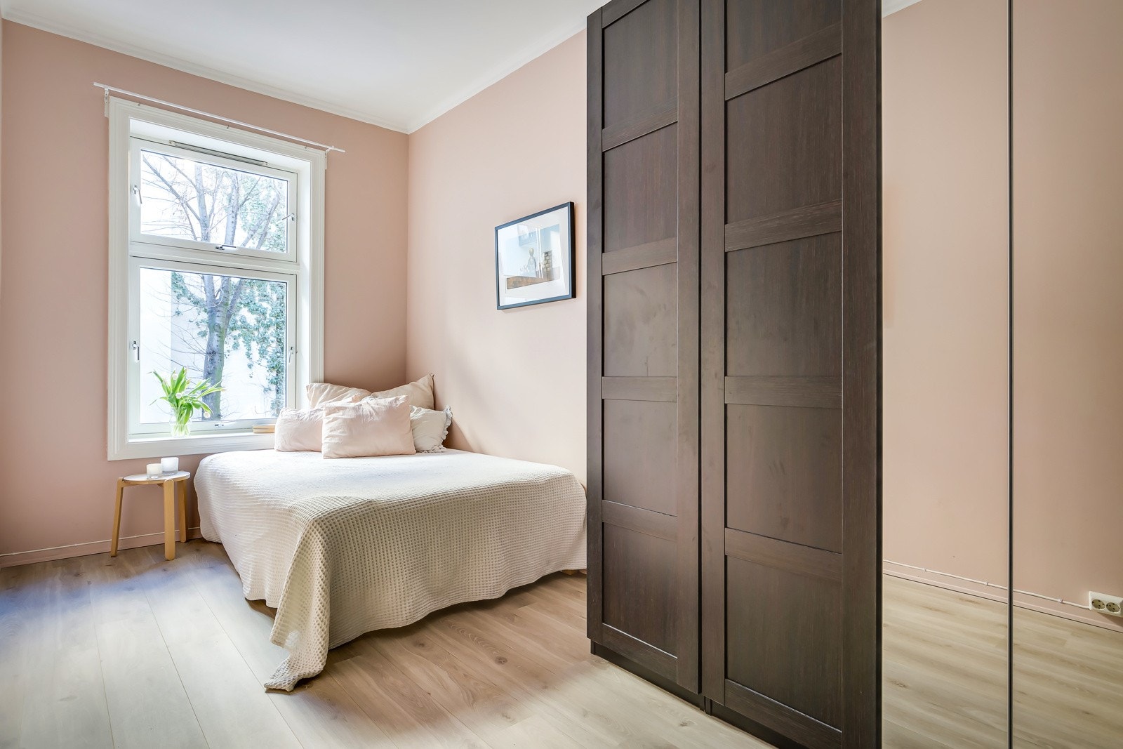 Leilighetens andre soverom har også en god størrelse som åpner opp for ulike bruks- og møbleringsmuligheter. Galleribilde