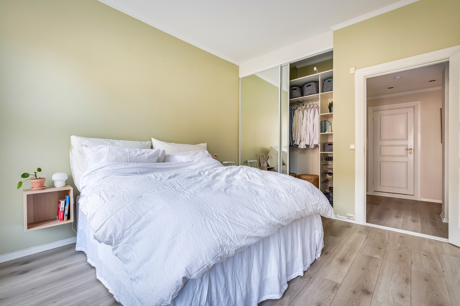 Det innbygde garderobeskapet er ekstra dypt og gir godt med lagringsplass til soverommet. Galleribilde