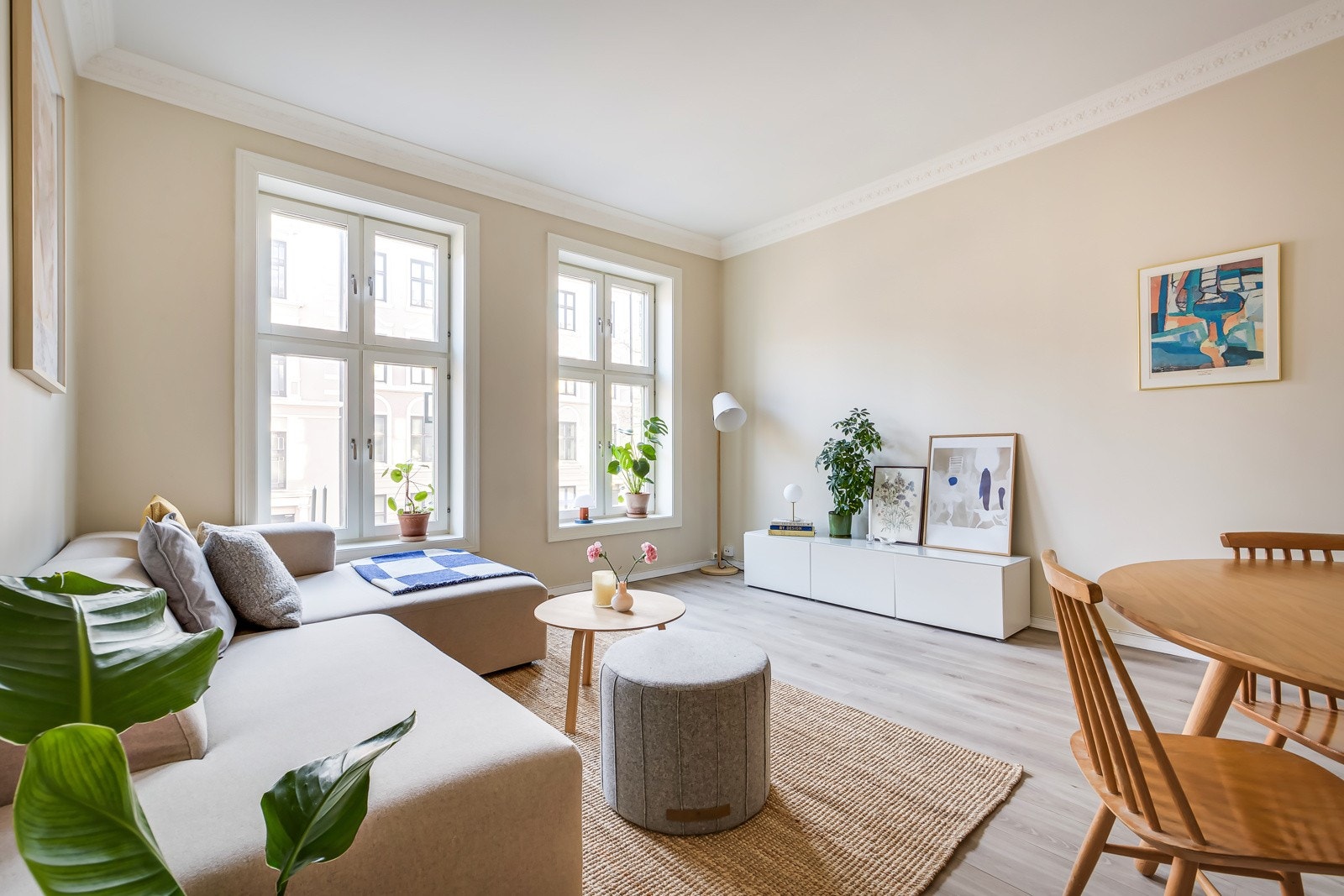 Stuen har en god størrelse som enkelt kan møbleres med både sittegruppe og spiseplass. Galleribilde