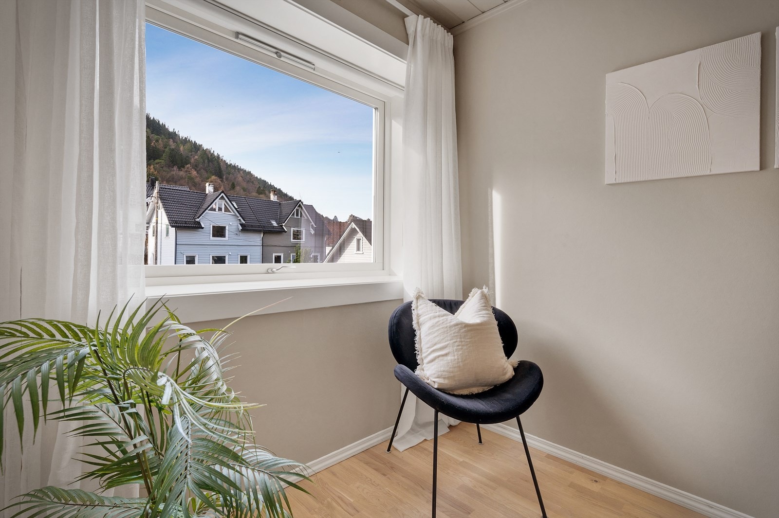 Det er til og med plass til et lite kontorhjørne på soverommet om ønskelig. Galleribilde