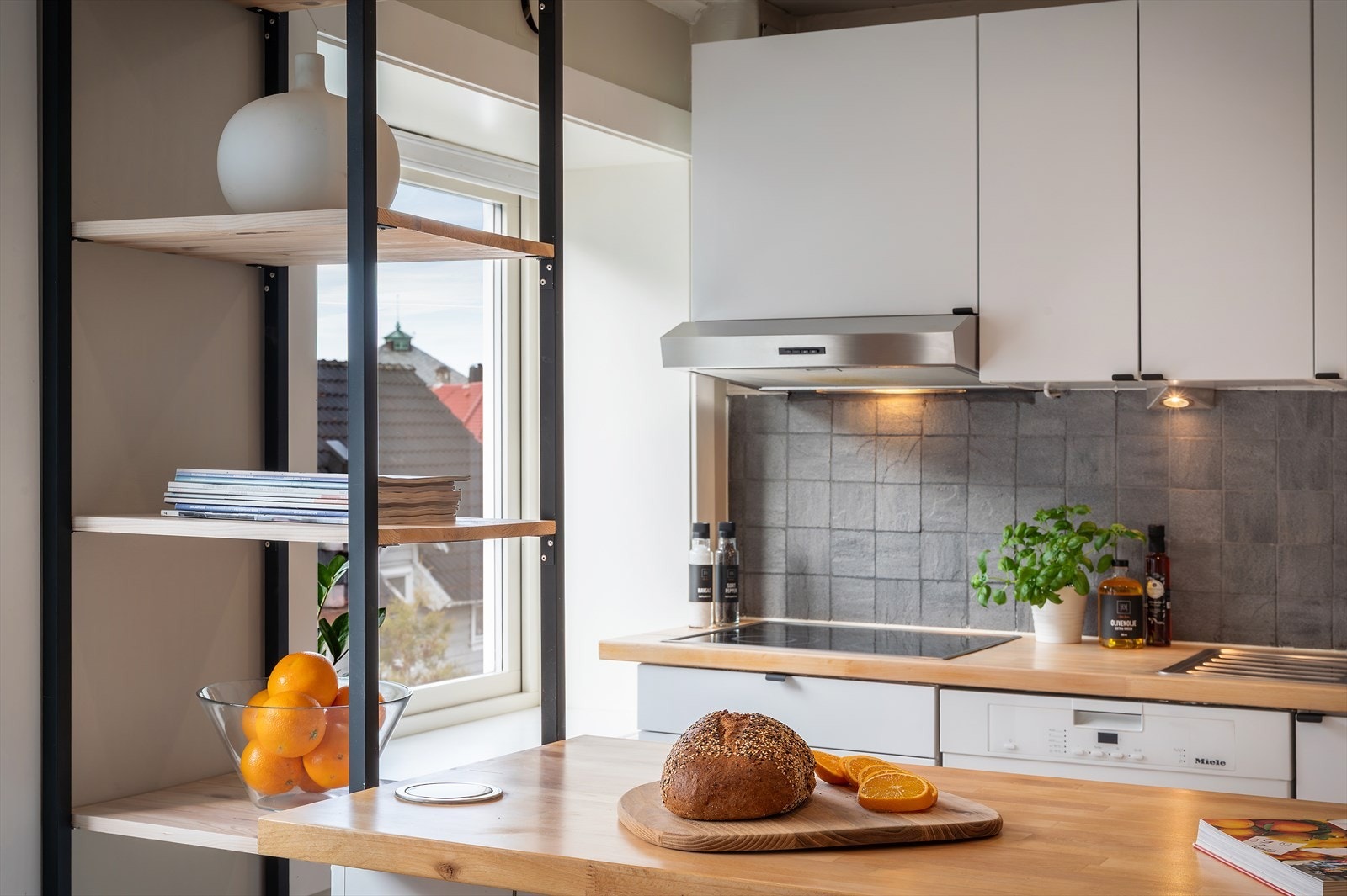 Nydelig kjøkken som nylig har fått helt nye fronter og håndtak. Galleribilde