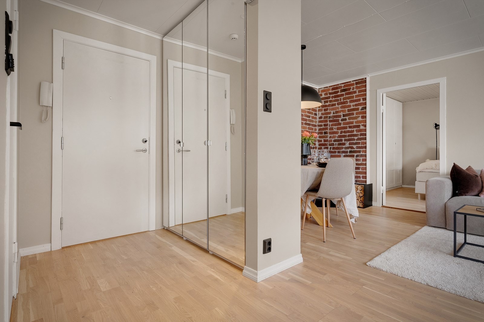 Velkommen inn! God plass til oppbevaring i speilskapet i gangen. I tillegg er dette en toppleilighet hvor man har en bod rett ved inngangsdøren som man også kan bruke for oppbevaring, med andre ord er det veldig enkel tilkomst. Galleribilde