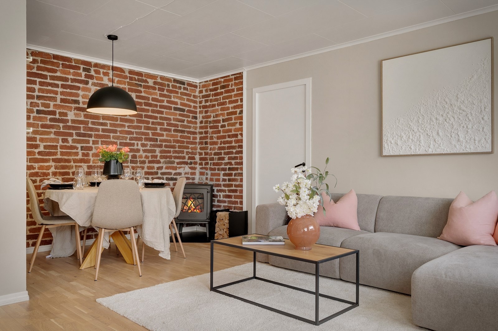 Det er god plass til en større sitte- og spisegruppe. Galleribilde