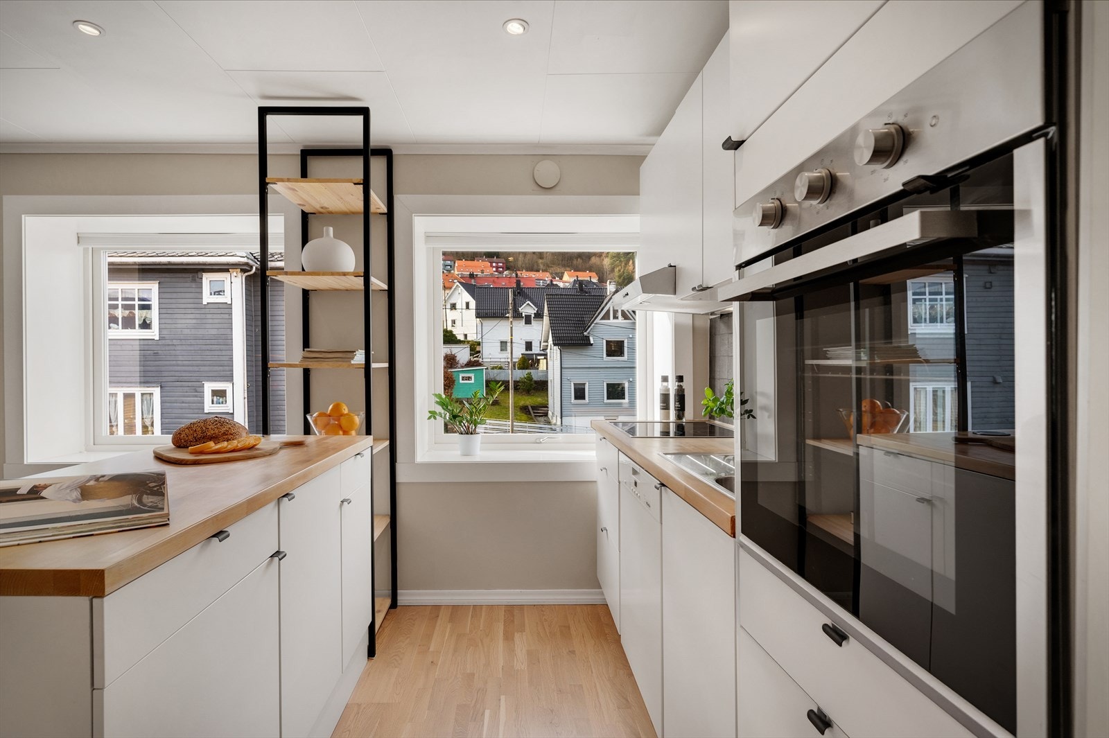 Det er rikelig med skap- og benkeplass. Galleribilde